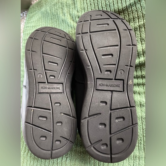 Boys shoes 👟 Cat & Jack size 6-black pre owned in good shape! - Picture 3 of 6
